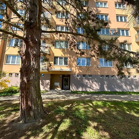 Apartment V Parku, Plne Vybaven Na Klidnem Miste